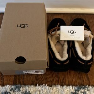 Ugg Dakota slipper size 7, BRAND NEW, NEVER WORN!